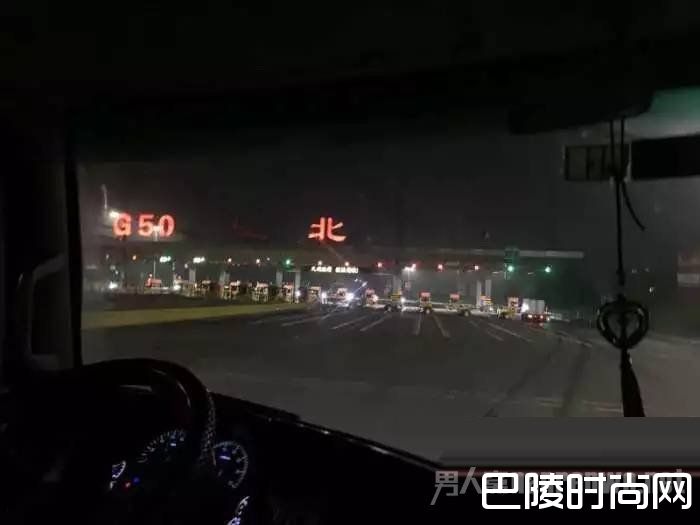 大货车到达G50江北收费站