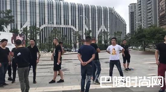 女记者被打 女记者被打