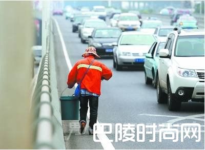 环卫工人公路捡垃圾