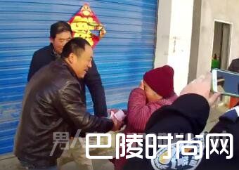 卖菜老太捡3000元上交