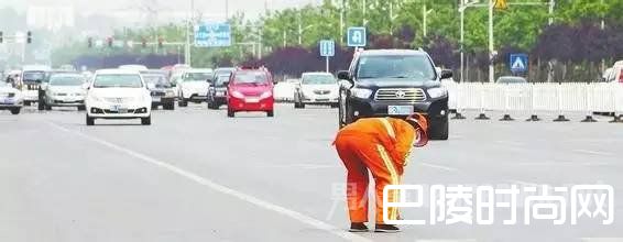 环卫工人公路捡垃圾