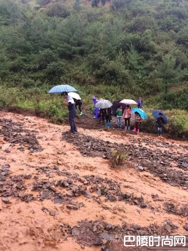 段瑞（河滩中间）为确保学生安全，查看水流情况。