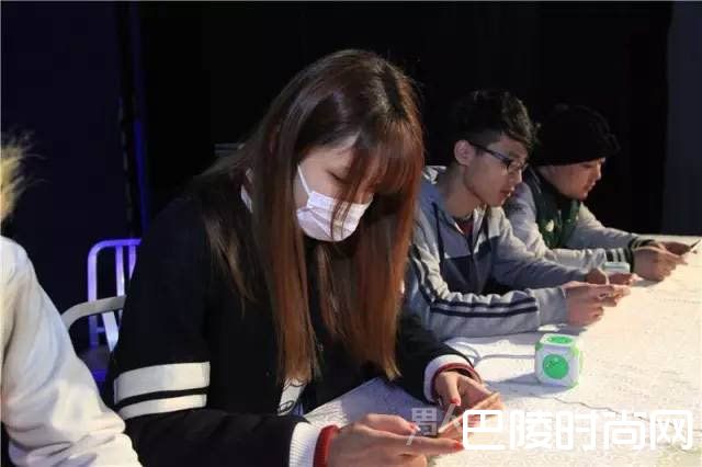 女孩玩王者荣耀