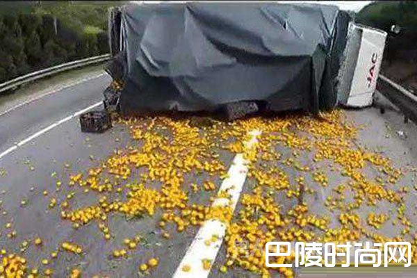货车侧翻桔子遭哄抢
