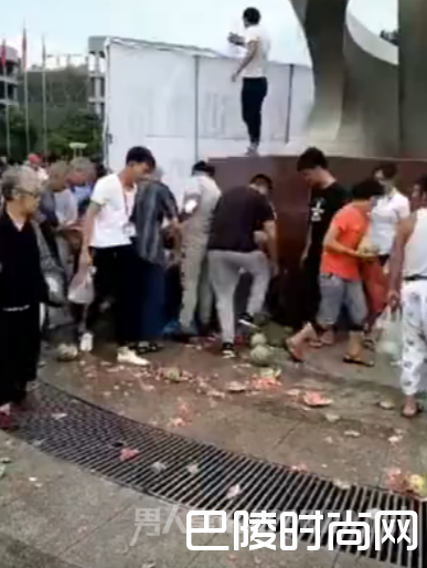 活动现场混乱,一地碎西瓜。 活动现场混乱,一地碎西瓜。