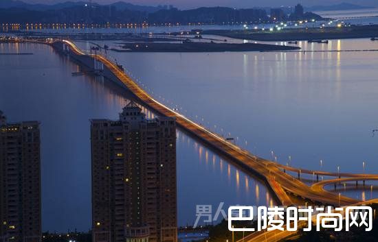 从澳门凼仔眺望港珠澳大桥工程 从澳门凼仔眺望港珠澳大桥工程