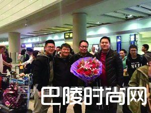 同事们到机场迎接曹红国(手拿鲜花者)回国。 同事们到机场迎接曹红国(手拿鲜花者)回国。