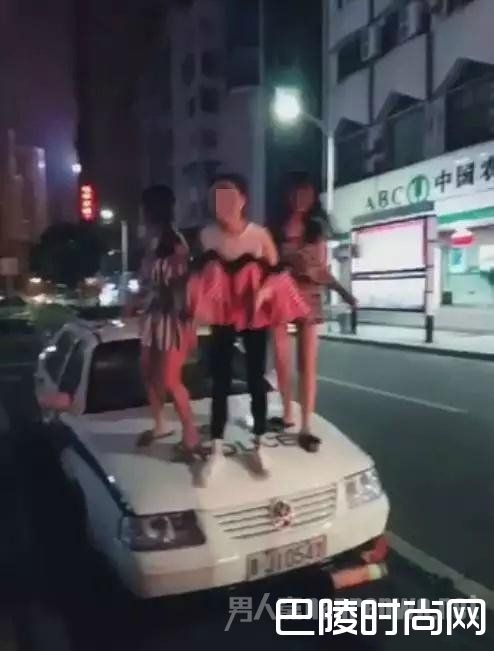 女子踩在警车上尬舞 女子踩在警车上尬舞