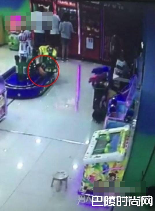 小孩玩小火车被卡死