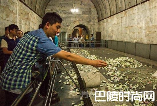 景区内扔钱币 景区内扔钱币