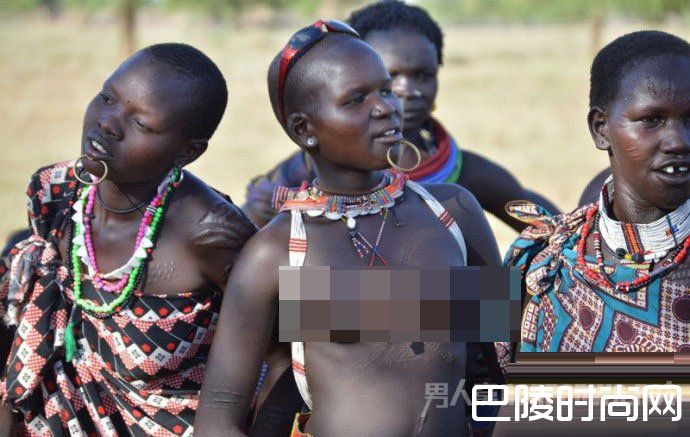 原始部落裸女穿胸罩遮羞 原始部落裸女穿胸罩遮羞