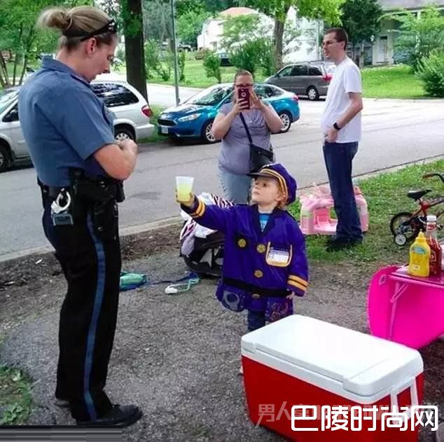 小迷妹与警察合影