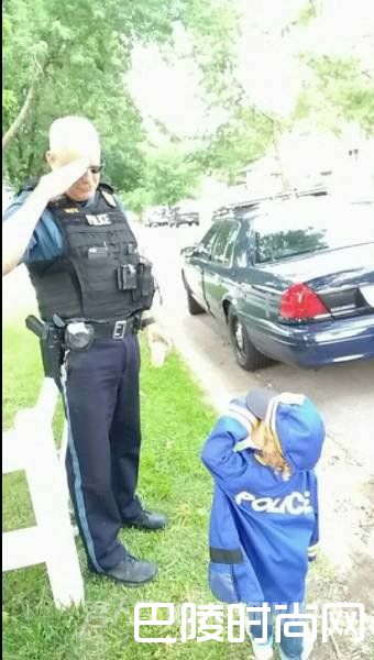 小迷妹与警察合影