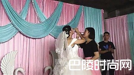 堂妹代替哥哥和嫂子喝交杯酒