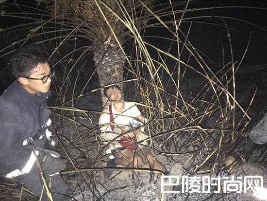 陈大妈被发现时，满面乌黑靠在靠在树干边，并有轻微呛伤。 