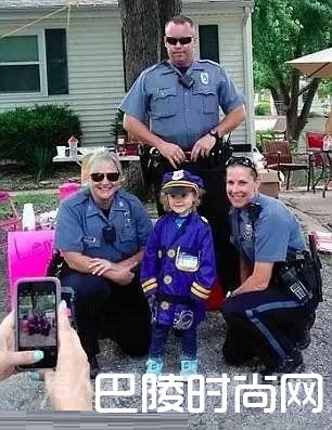 小迷妹与警察合影