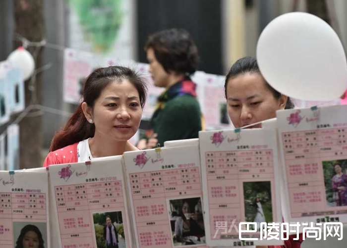 家长聚集在相亲角