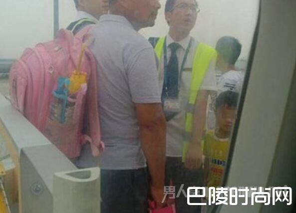 四岁女童未购票登机