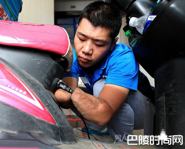 90后“无手”小伙送外卖