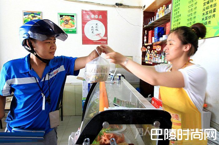 90后“无手”小伙送外卖