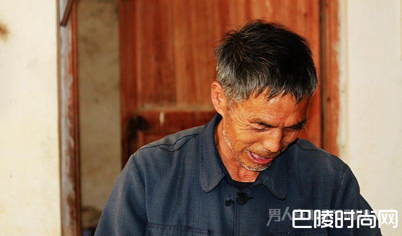 父亲筹钱替子还债