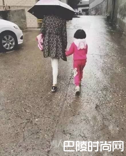 家长不给孩子挡雨