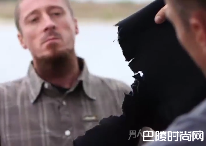 女子遭鲨鱼袭击