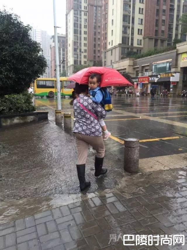家长不给孩子撑伞