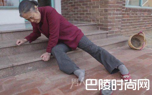 老人摔倒无人扶