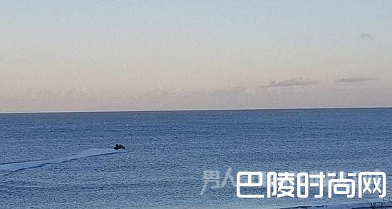 吉普车冲入海中 吉普车冲入海中