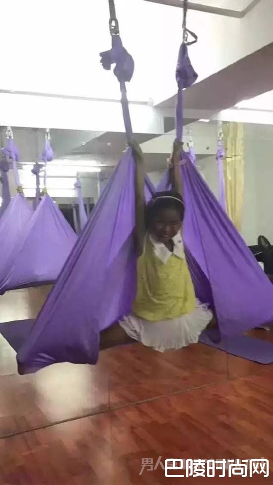 小姑娘晒黑后的样子