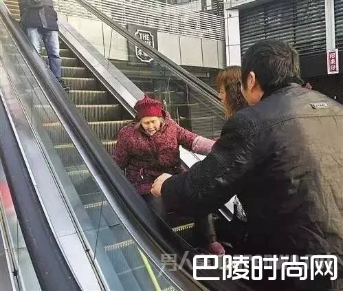老人和需要抱起的小孩尽量不要乘坐自动扶梯