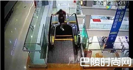 女子电梯当跑步机