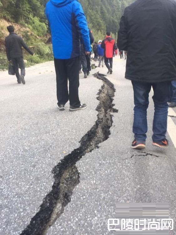 观光公路出现裂缝