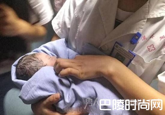 四川宜宾刚出生女婴被扔草丛