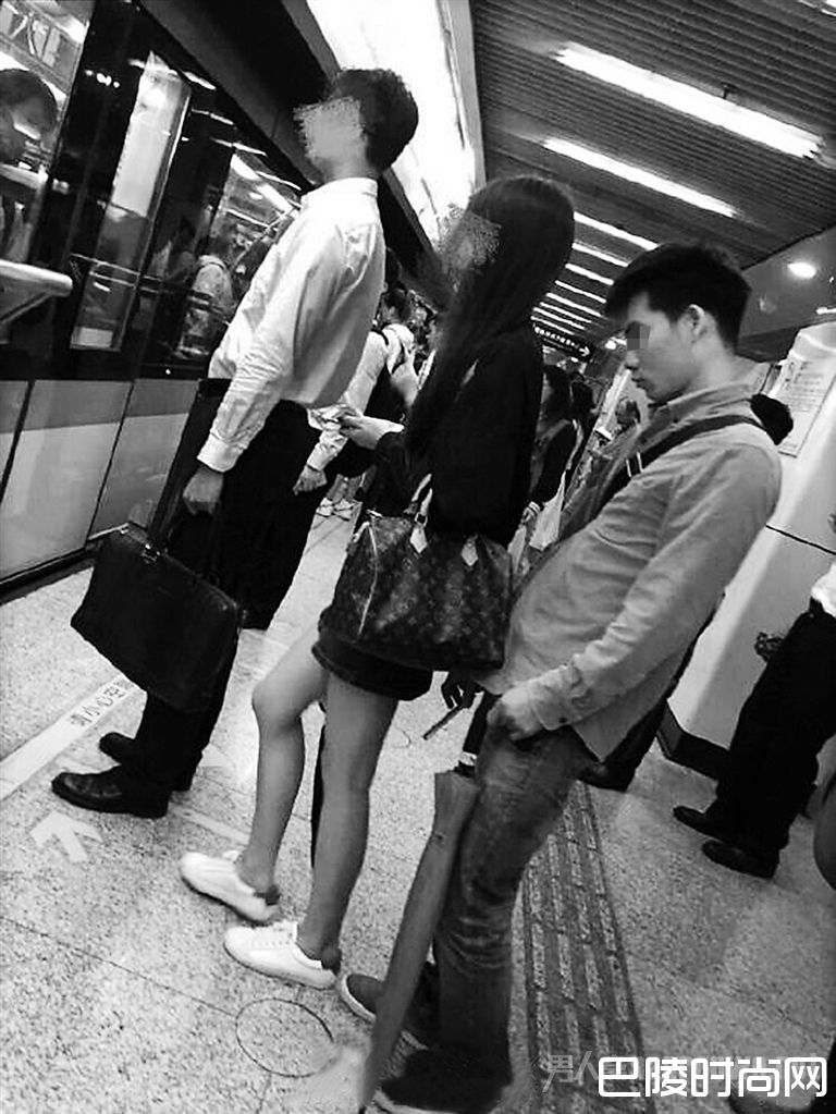 网传男生偷拍女乘客裙底 网传男生偷拍女乘客裙底
