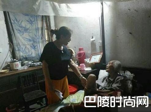 志愿者看望老太太