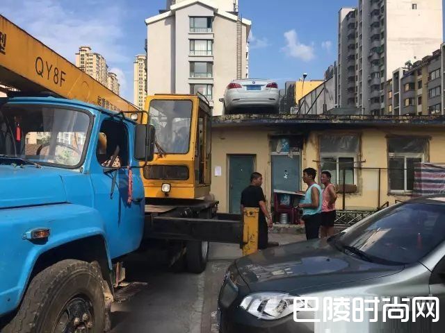 轿车被吊上房顶