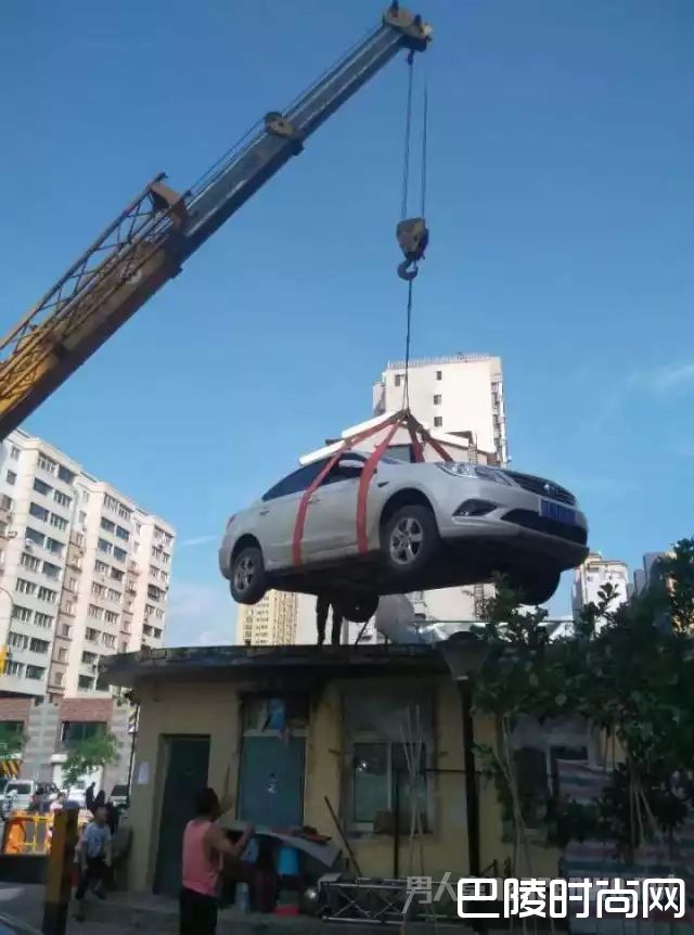 轿车被吊上房顶