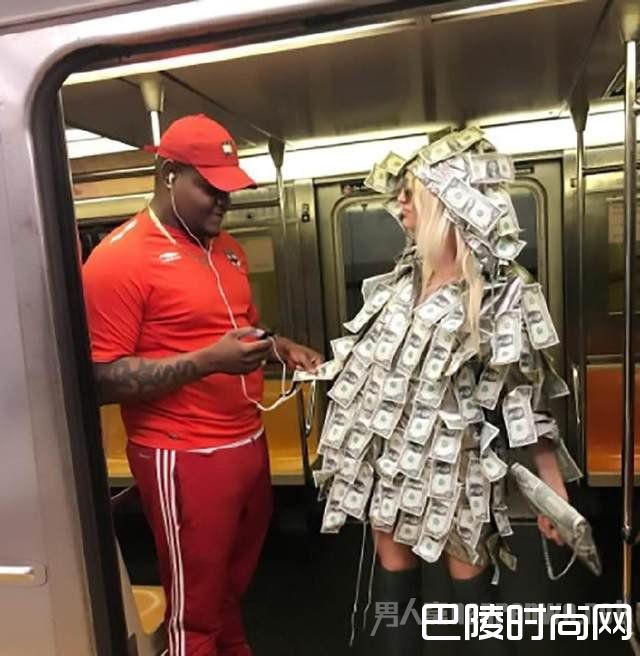 模特穿钱大衣路人随便撕 模特穿钱大衣路人随便撕