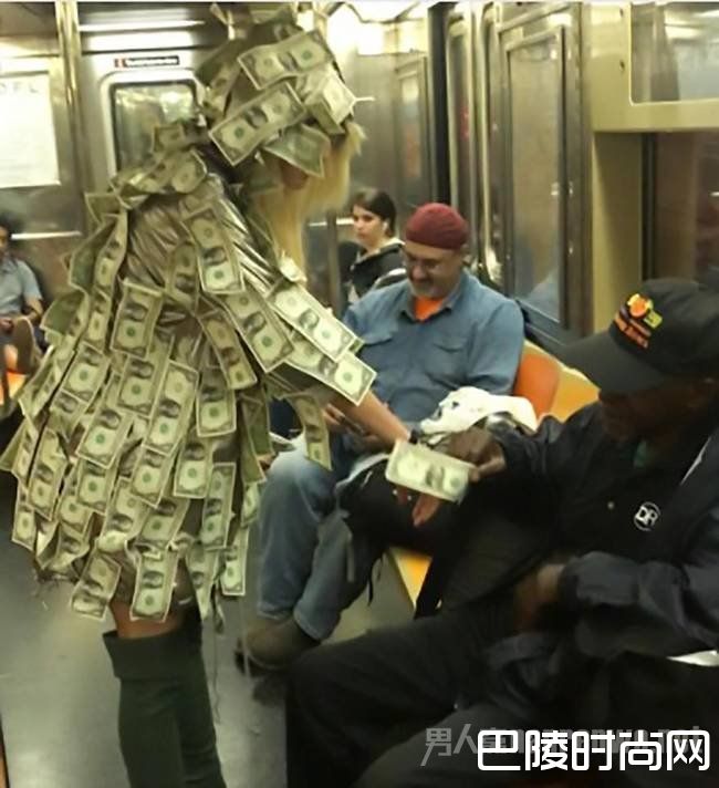 模特穿钱大衣路人随便撕 模特穿钱大衣路人随便撕