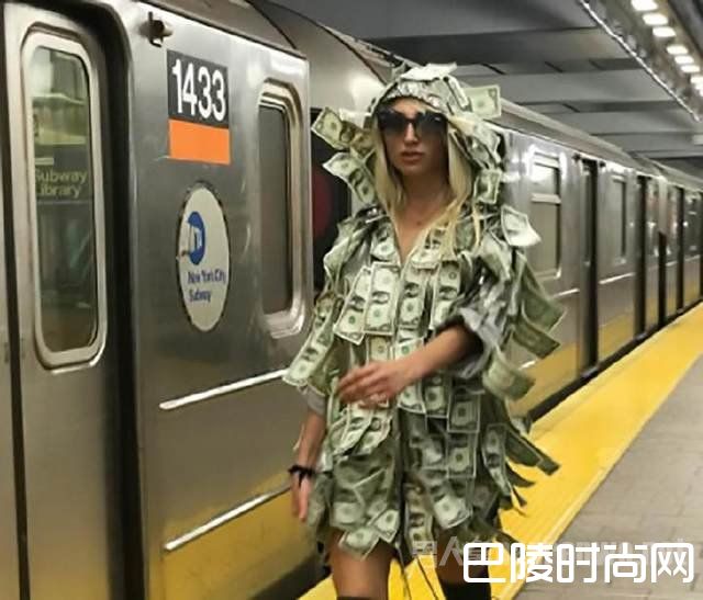 女子穿钱大衣坐地铁 女子穿钱大衣坐地铁