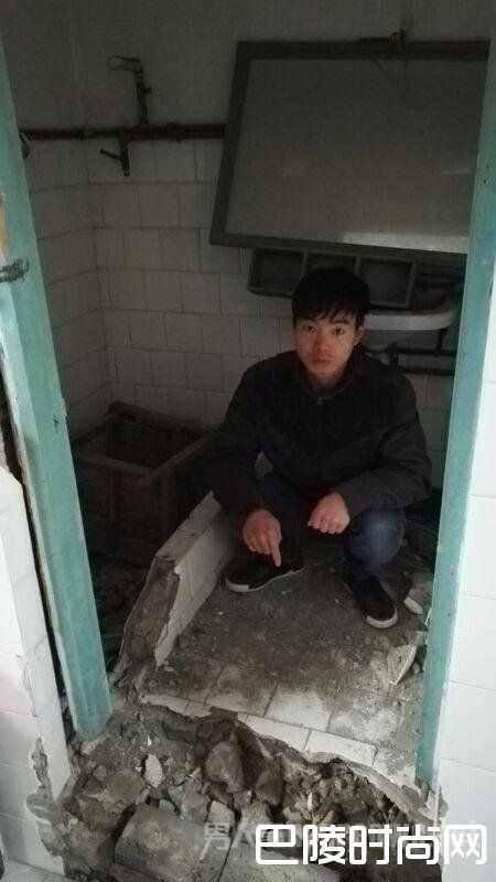 缪新光蹲在自家浴室内,法院认定缪家3人在这个面积不到1.2平方米的浴室地板上分尸 缪新光蹲在自家浴室内,法院认定缪家3人在这个面积不到1.2平方米的浴室地板上分尸