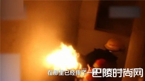 消防员抱喷火煤气罐