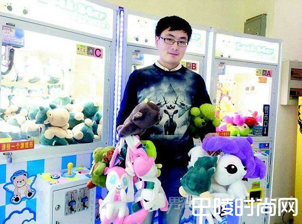 小伙9个月夹3000娃娃