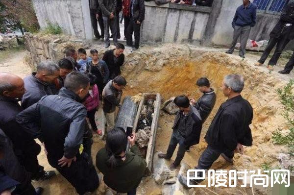 村民修路挖出古尸 村民修路挖出古尸