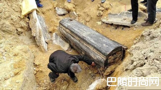 村民修路挖出古尸 村民修路挖出古尸