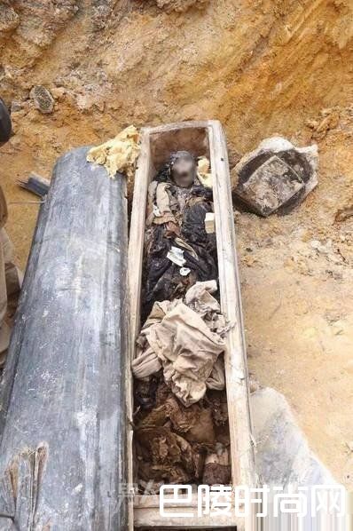 村民修路挖出古尸 村民修路挖出古尸