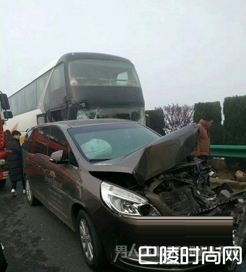 30多辆车发生了追尾事故