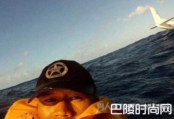 男子在飞机失事后进行自拍